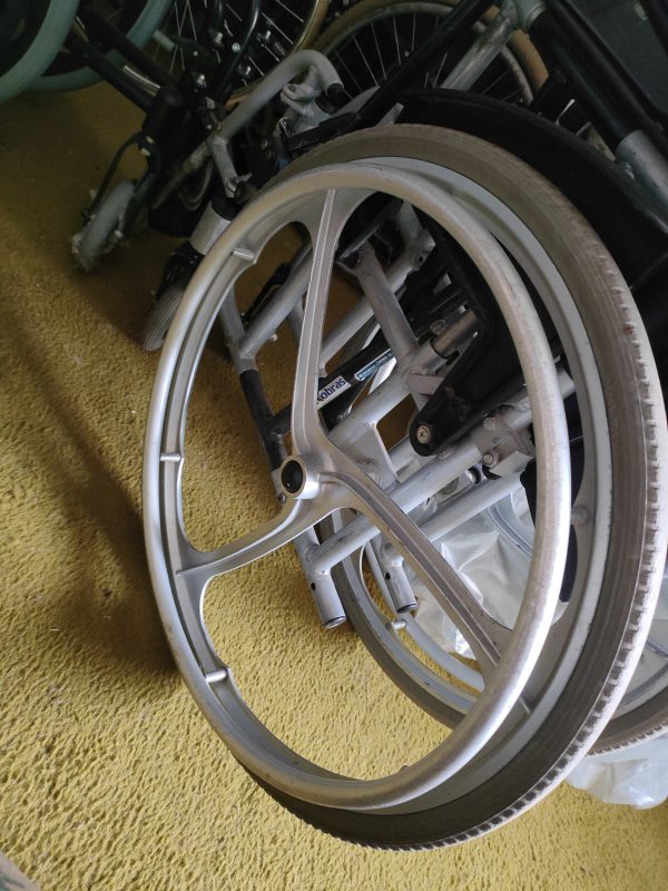 Kit par de rodas 3 raios Cinza em liga leve Ortobras sem os eixos - Imagem 3