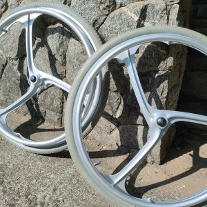 Kit par de rodas 3 raios Cinza em liga leve Ortobras sem os eixos