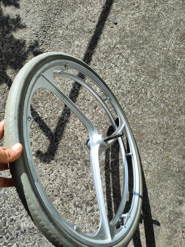 Kit par de rodas 3 raios Cinza em liga leve Ortobras sem os eixos - Imagem 6