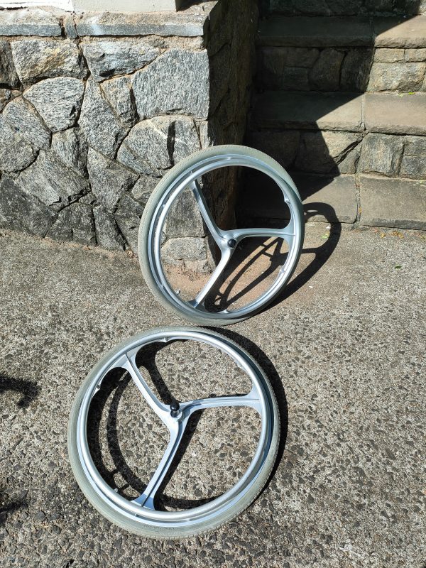 Kit par de rodas 3 raios Cinza em liga leve Ortobras sem os eixos - Imagem 5