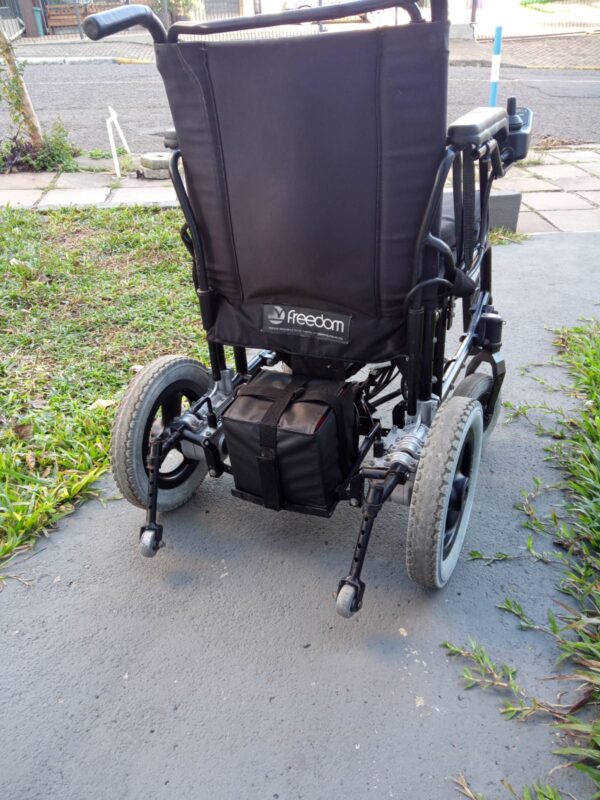 Cadeira de rodas elétrica Freedom CM13 Larg 44cm - Imagem 4