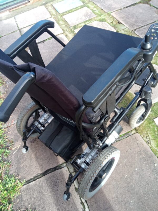 Cadeira de rodas com baterias Freedom CM13 Larg 48cm - Imagem 8