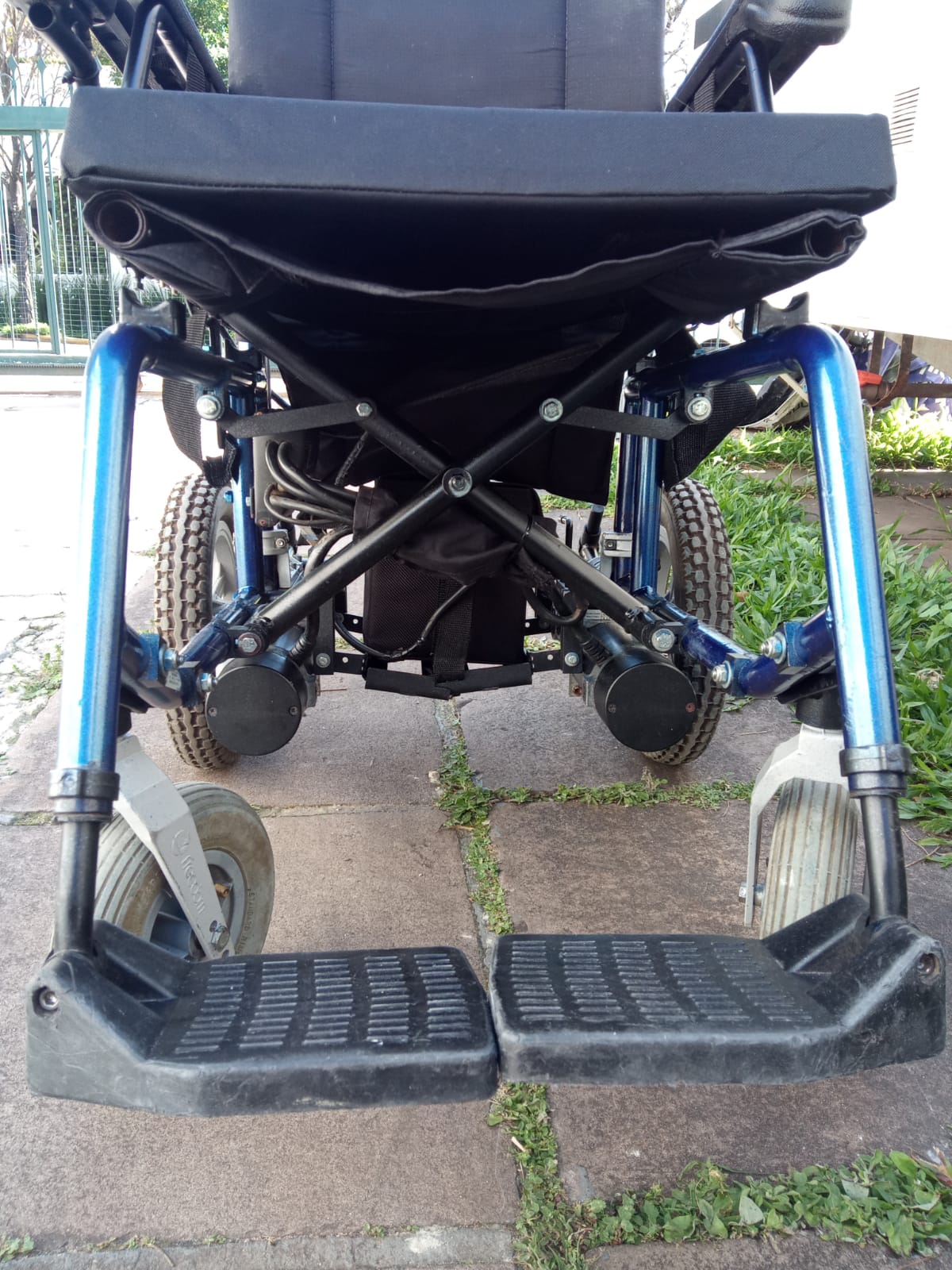 Cadeira de rodas motorizada Freedom CM13 Larg 40cm Prof 47cm - Imagem 6