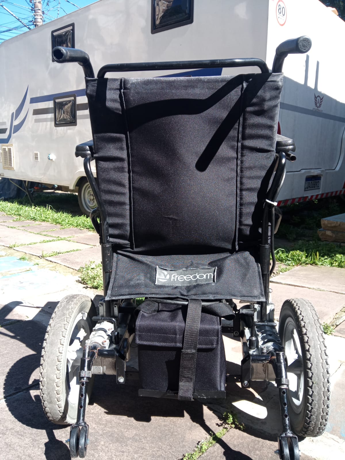 Cadeira de rodas motorizada modelo Compact 13 Freedom Larg 45cm - Imagem 3