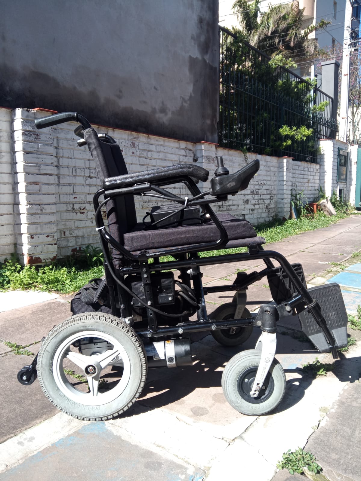 Cadeira de rodas motorizada modelo Compact 13 Freedom Larg 45cm