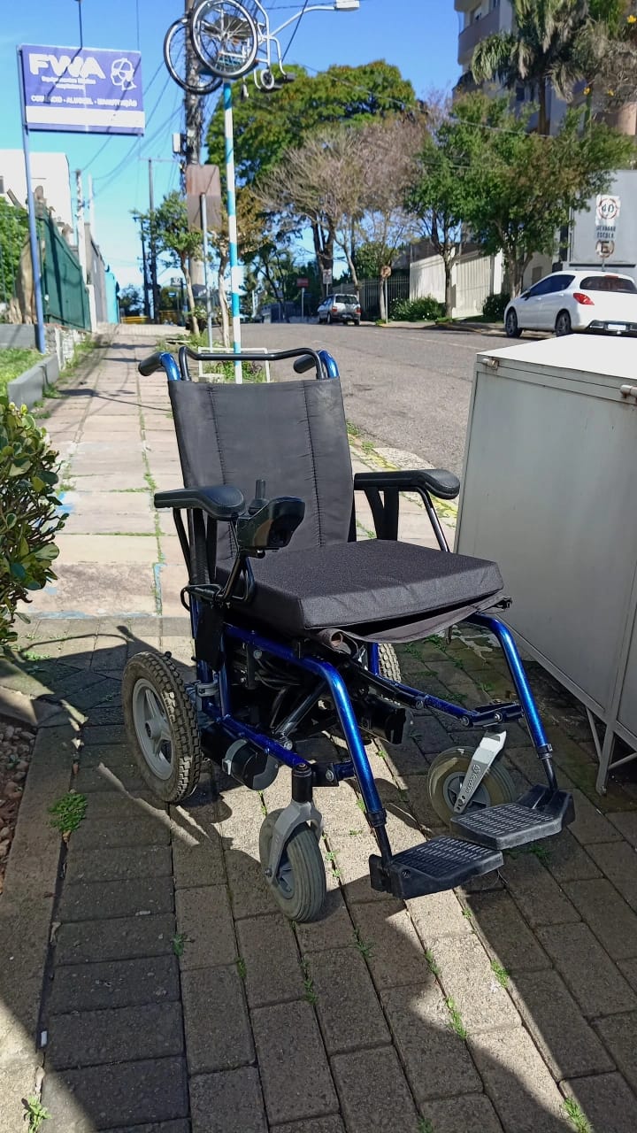 Cadeira de rodas motorizada Freedom CM13 Larg 40cm Prof 47cm - Imagem 2