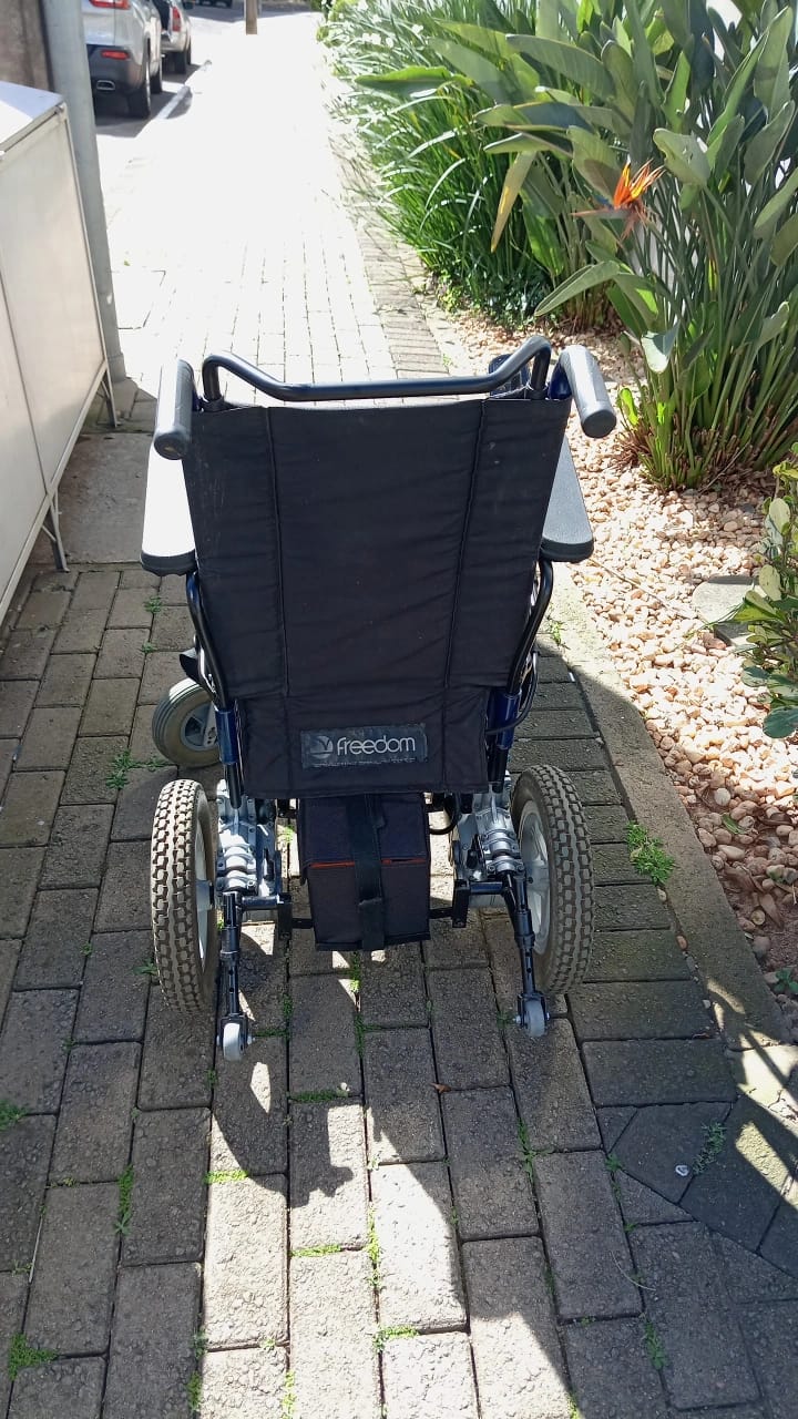 Cadeira de rodas motorizada Freedom CM13 Larg 40cm Prof 47cm - Imagem 4