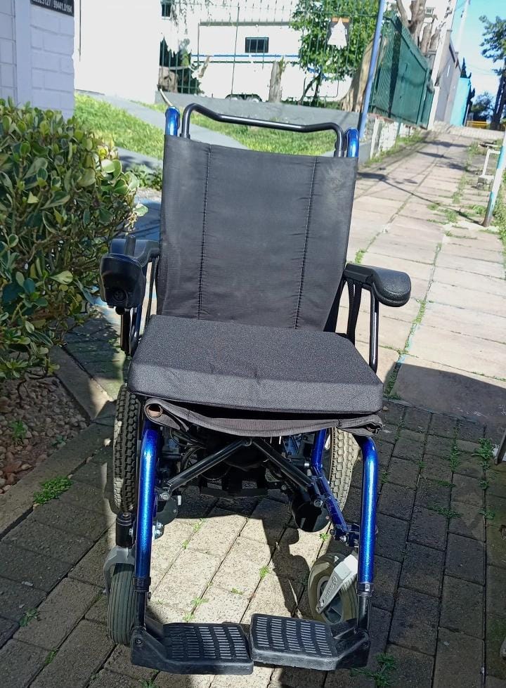 Cadeira de rodas motorizada Freedom CM13 Larg 40cm Prof 47cm - Imagem 3