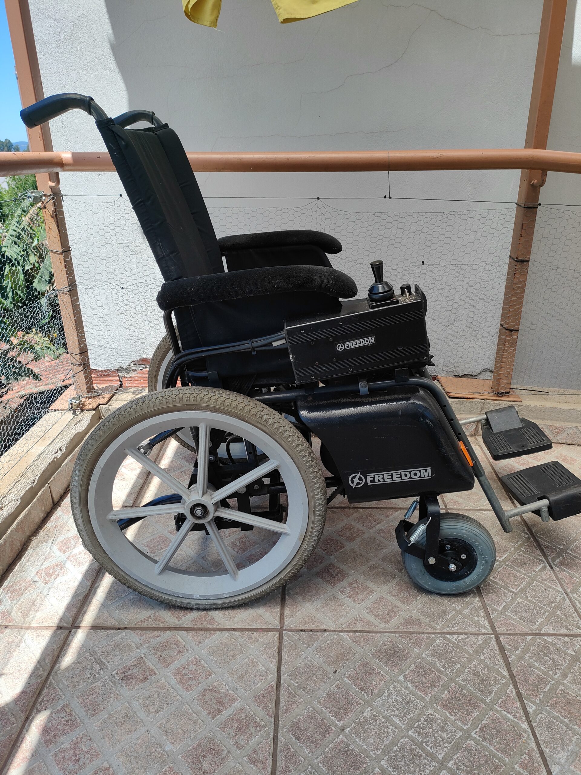 Cadeira de rodas Freedom SX com correias (ano 1998)