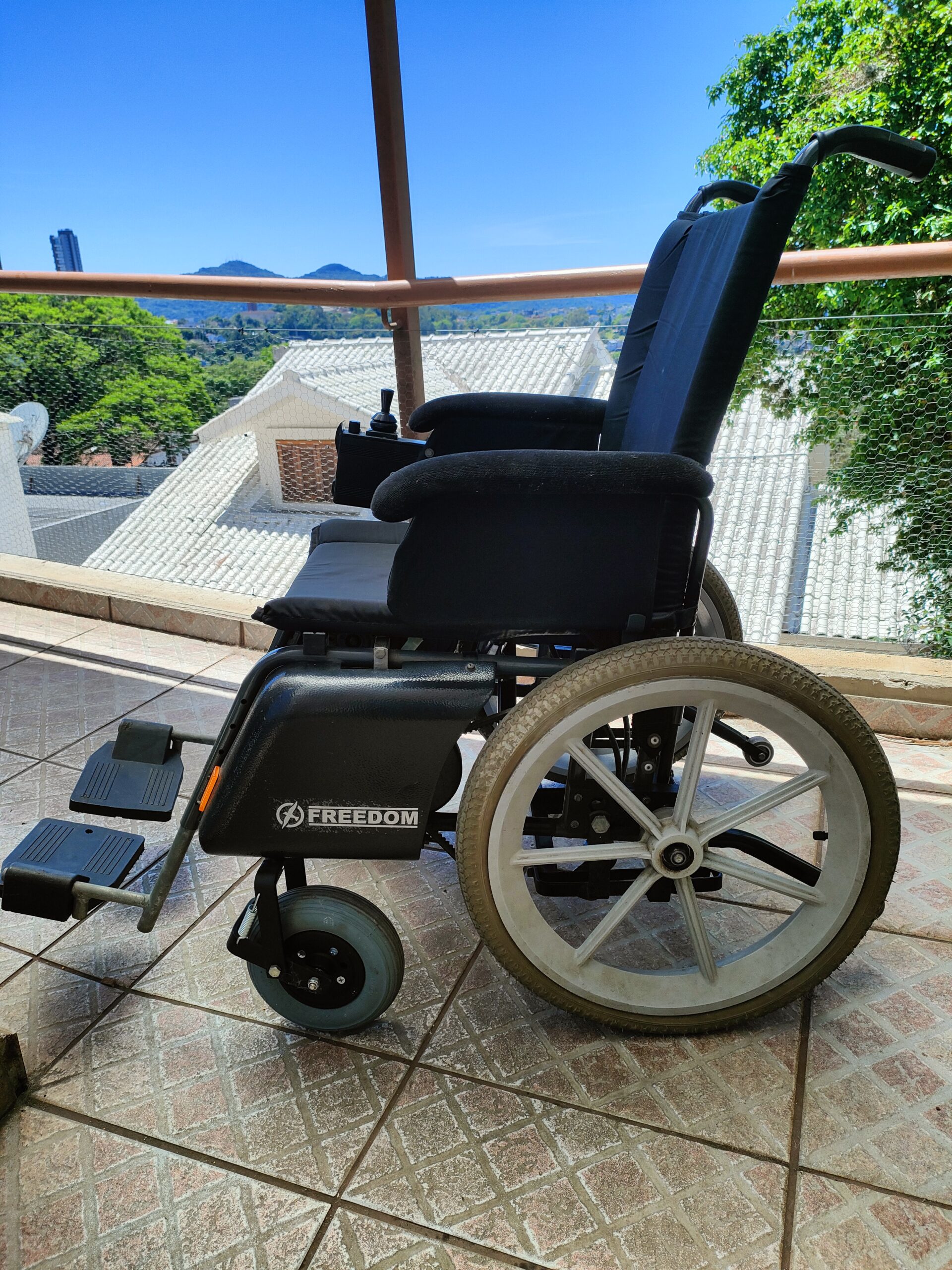 Cadeira de rodas Freedom SX com correias (ano 1998) - Imagem 7