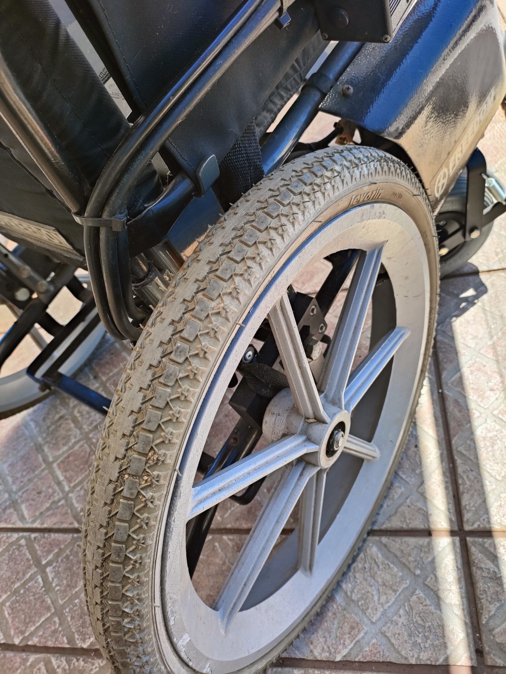 Cadeira de rodas Freedom SX com correias (ano 1998) - Imagem 5