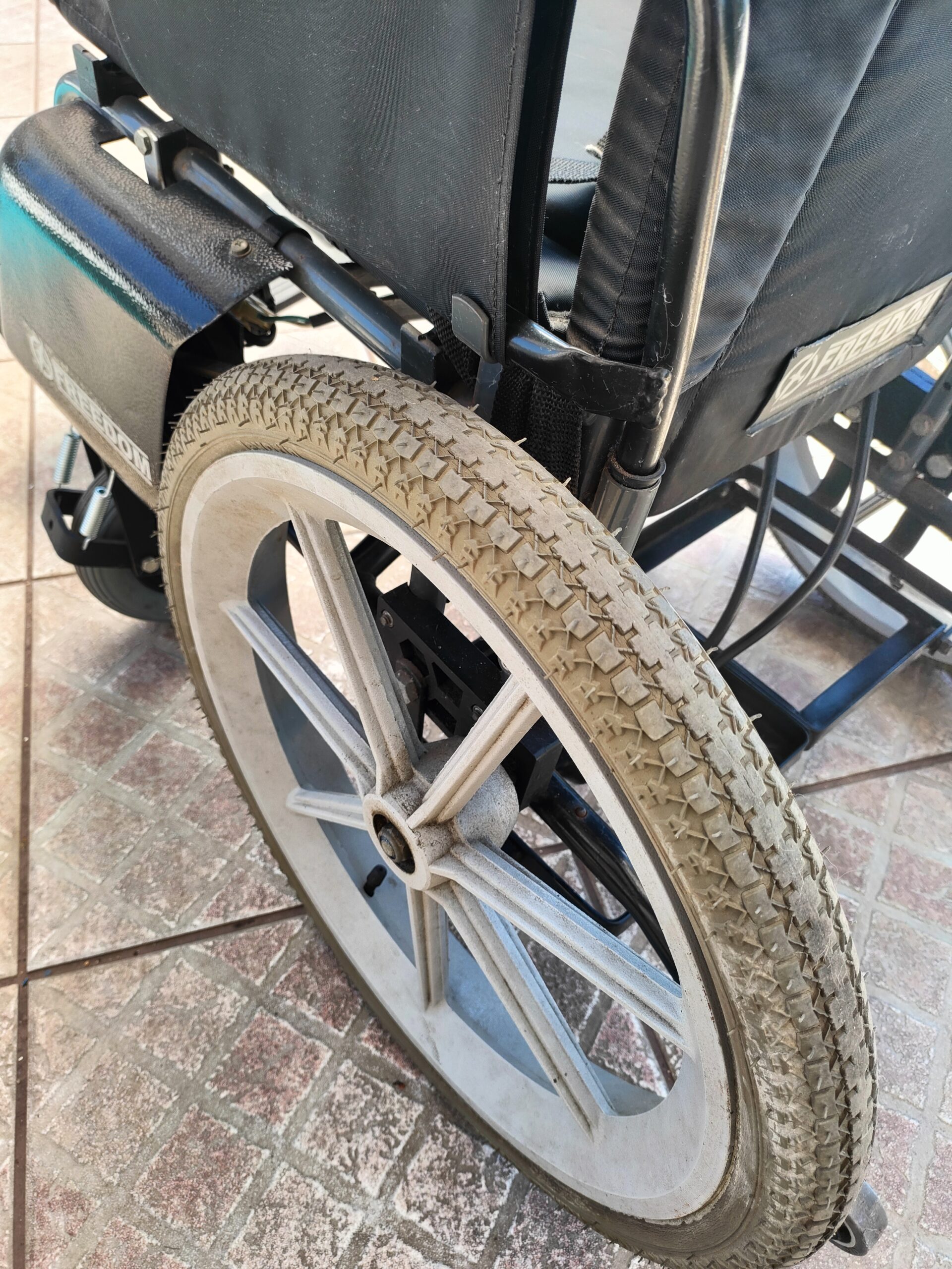 Cadeira de rodas Freedom SX com correias (ano 1998) - Imagem 4