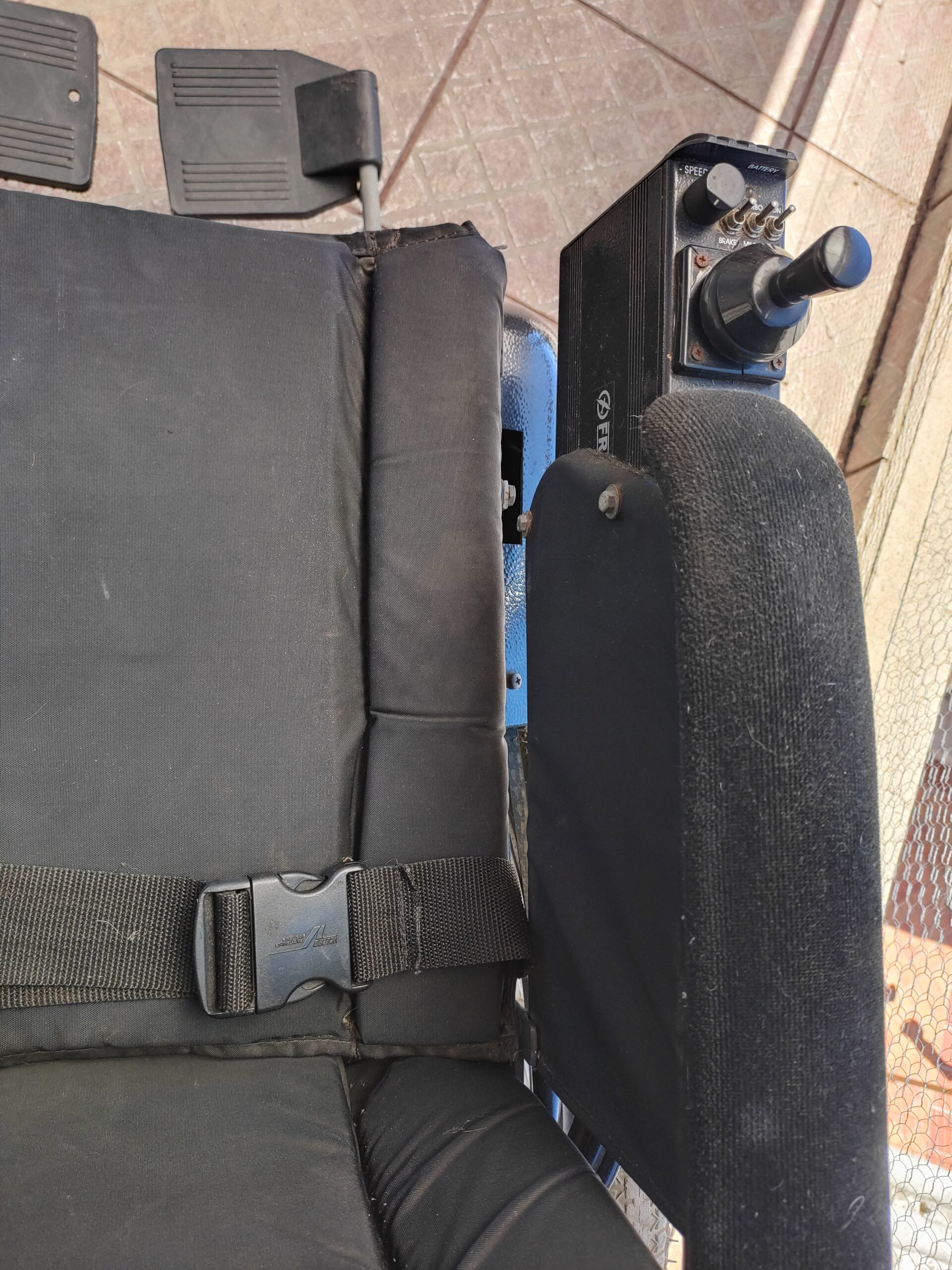 Cadeira de rodas Freedom SX com correias (ano 1998) - Imagem 2